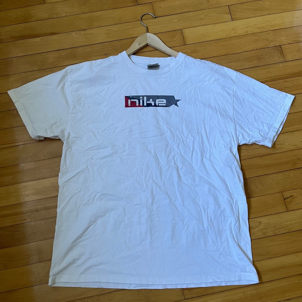 Nike Graphic T-Shirt White Y2K Box Logo Star Short Sleeve Mens XL Canada Made